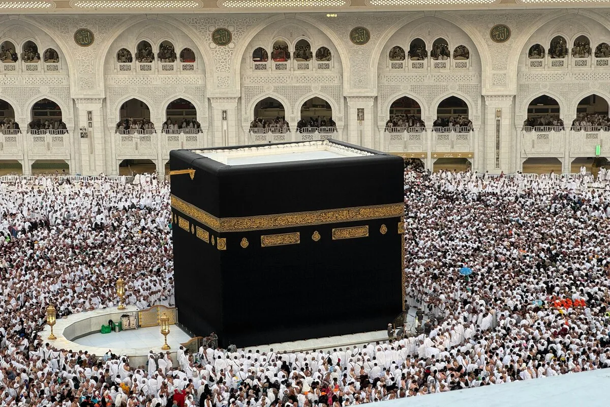 رحلة في أقدس بقاع الأرض: السياحة الدينية في السعودية بين التاريخ والروح